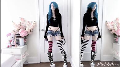 Adorable Emo Girl Shows Off Her Tight Little Body!