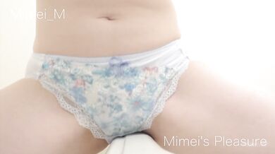 My first time rubbing masturbation Even through panties, it feels too good... Continuous pee orgasm