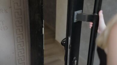 Min vens mor kom for at besøge sin søn, men jeg kneppede hende med min store pik