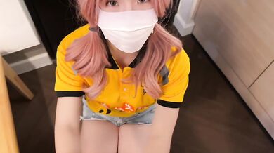 女大学生勤工俭学送外卖，不小心打翻客人东西只能肉偿来弥补了