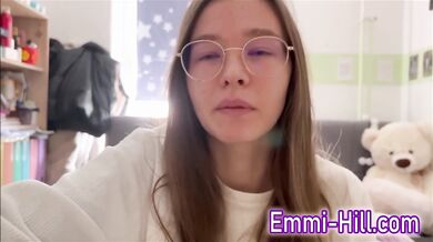 TEEN HARDCORE FINGER FUCKS HERSELF! SQUIRT!