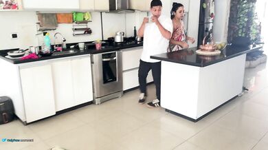 NOVIA CORNUDA SE FOLLA A SU ADULTO AMIGO FRENTE A SUS INVITADOS