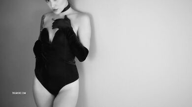 Velvet Crush Teaser (hot brunette model gives you a sexy tease in b&w)