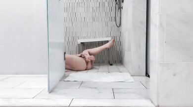 Solo Hotel Shower Play