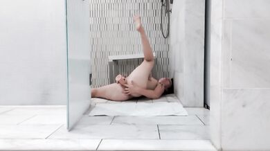 Solo Hotel Shower Play