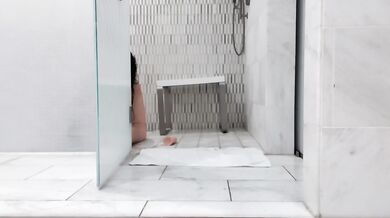 Solo Hotel Shower Play