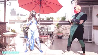La Kitana Spider makes a fatality to the Sub Zero Verde Admi