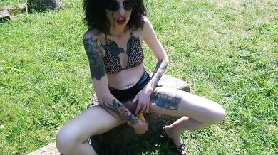 Shameless Lucy Ravenblood fucking pussy with corn in public