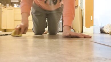 My housekeeper : naked on the floor on all fours !