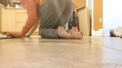 My housekeeper : naked on the floor on all fours !