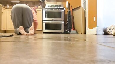 My housekeeper : naked on the floor on all fours !