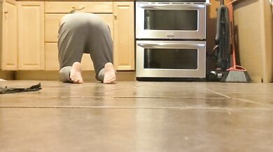 My housekeeper : naked on the floor on all fours !