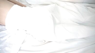 Mi novio me despierta tocándome y le pido que me folle