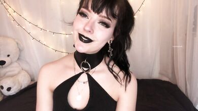 Petite goth girl fucks huge bad dragon dildo | feyafern