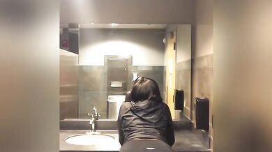 Teen twerks naked in public bathroom!!