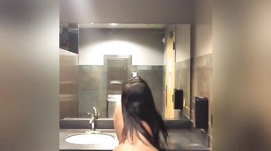 Teen twerks naked in public bathroom!!
