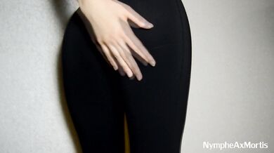 Ass in leggings tempted me and I cum on her