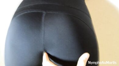 Ass in leggings tempted me and I cum on her