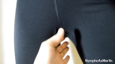 Ass in leggings tempted me and I cum on her