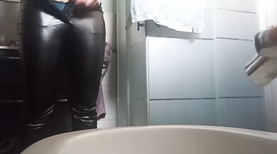 Moglie troia si rasa la fica e gode