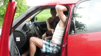 Young russian hitchhiker fucks hard a submissisie driver in his car