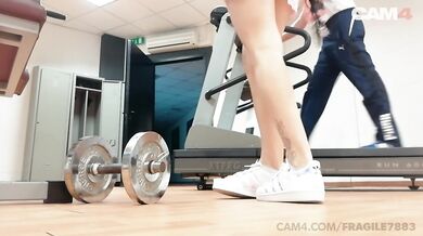 CAM4 Fragile7883 Pierced Italian Babe Masturbates and Squirts at the Gym