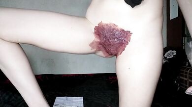 Redhead paints her hairy pussy in red / First pussy painting experiment