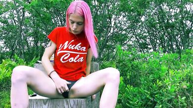 YOUNG PINK HAIR TEEN BAPTIZES JOINT WITH HER OWN PUSSY JUICES OUTSIDE !!!!!!! // IsabellaFern //