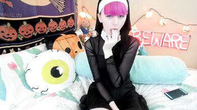 Nun loves fisting - Retired Video