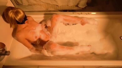 Naughty bathtime - Squriting and wet pussy play in the bathtub