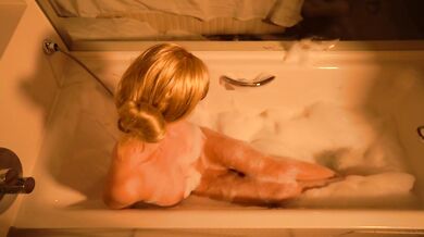 Naughty bathtime - Squriting and wet pussy play in the bathtub