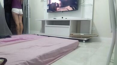 Provocando o entregador de pizza exibicionismo corno no banheiro