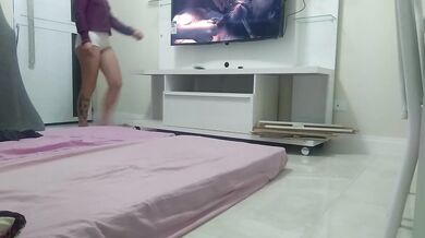 Provocando o entregador de pizza exibicionismo corno no banheiro