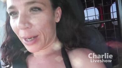 Elle se fait baiser dans sa voiture