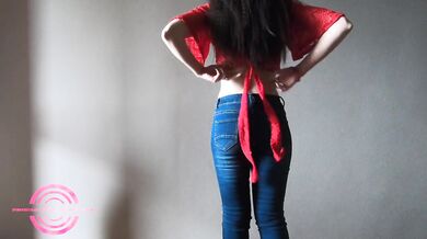 TROIETTA ITALIANA FA' SPOGLIARELLO E SI MASTURBA DAVANTI AD UN PERVERTITO