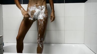 Sexy girl shave pussy in the shower