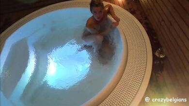 Sex & Cumshot in Jacuzzi
