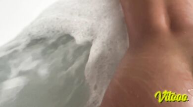 Latina nymphomaniac moving in the jacuzzi - Cumshot