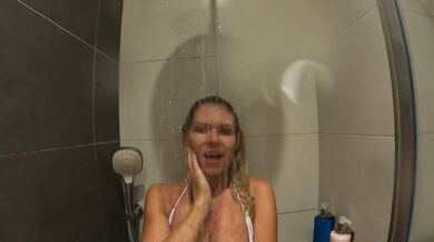 Golden shower-INSTAGRAM:ClaudiaMacc7