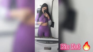 Bia Hot Morena safada com tesao bate uma siririca no banheiro do onibus