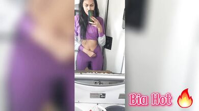 Bia Hot Morena safada com tesao bate uma siririca no banheiro do onibus