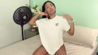 JOI: Tu latina de ébano