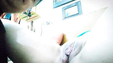 Mi neighbor asked me to shave her pussy and ended up sucking my cock