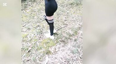 Me pierdo con mi vecino en el bosque y terminamos teniendo sexo salvaje.