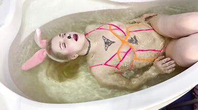 HORNY CURVY BLONDE BUNNY FORGETS HOW TO BREATHE STAYING UNDERWATER