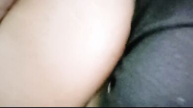 Bonita Colegiala: Papi, déjame frotar esa enorme verga en mi pequeña vagina