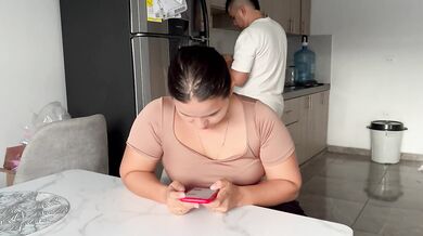 HERMANASTRA QUIERE SEXO EN LA COCINA