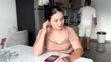 HERMANASTRA QUIERE SEXO EN LA COCINA