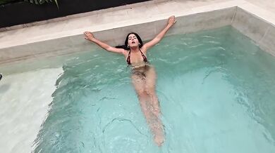 Sex and great blowjob in the pool!!