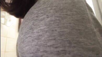Naughty girl opened and lowered her sweatshirt, horny and urinating deliciously! Pee fetish!